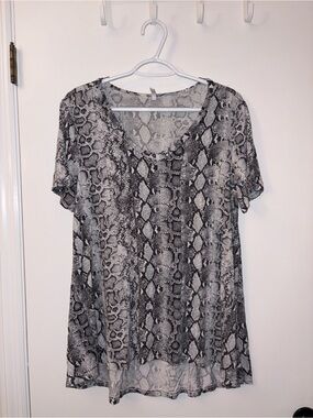 🍀4 for 25🍀 Popyoung | Women's Black & White Snake Print Short Sleeve Top